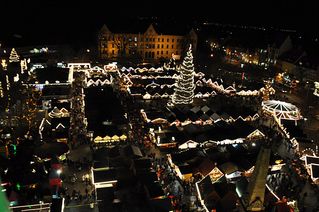 Erfurter Weihnachtsmarkt - Weihnachten, Weihnachtsmarkt, Markt, Stand, Stände, Buden, Licht, Beleuchtung, festlich, dunkel, Lichterkette, Vogelperspektive, Erfurt, Thüringen