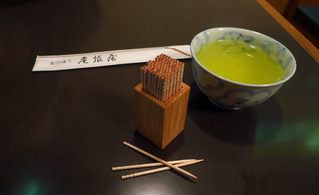 Zahnstocher und Grünteeschälchen - Zahnstocher, Tee, grüner Tee, Japan, Esskultur