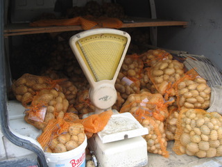 Kartoffelverkauf - Kartoffeln, Waage, verpackt, wiegen, verkaufen, Verkauf, einkaufen, Nahrungsmittel, Grundnahrungsmittel