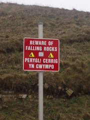 Beware of Falling Rocks Schild Wales - Rocks, Steine, Wales, Bucht, Schild, Hinweisschild, Steinschlag