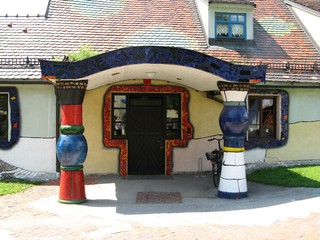 Eingang ins Pfarrhaus der Hundertwasserkirche - Hundertwasser, Bärnbach, Eingang, Säule, Tor, Tür, Vordach