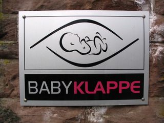 Babyklappe #3 - Babyklappe, Babynest, Babykörbchen, Vater, Mutter, Not, anonym, Adoption, Abgabe, Neugeborene, Schutz, Sicherheit, Ethik, Religion, Abtreibung