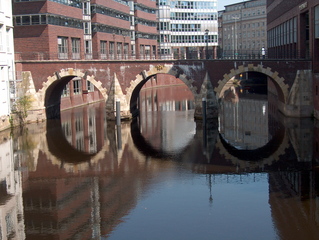 Wasserspiegelung - Brücke - Spiegelung, Brücke, Hamburg, Speicherstadt, Wasser, Bögen