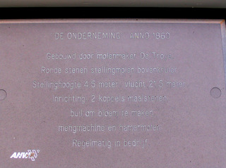  Hinweisschild an der Holländermühle „De Onderneming“ von 1860 in Wissenkerke, Zeeland/NL  - Mühle, Holländermühle, Galeriemühle, Schild, Hinweis, Hinweisschild