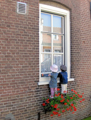 Fenstergucker - Fenster, gucken, fensterln, Besuch, neugierig, Fensterbank, Puppen