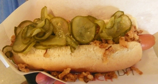 Hotdog - Hotdog, Brötchen, Wurst, Würstchen, Röstzwiebeln, Gurken, belegtes Brötchen, Fastfood