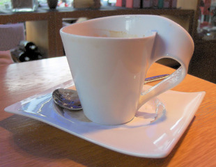 Tasse für Rechtshänder - Tasse, Geschirr, Rechtshänder, trinken, Kaffee, Kaffeetasse, Haushalt, kurios