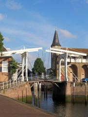 Doppelte Ziehbrücke in Zierikzee/Südholland - Ziehbrücke, Zugbrücke, Hebel, Gewicht, Gegengewicht, Kraft, zwei, doppelt, Niederlande, Holland, Hafen, Einfahrt, Wasser