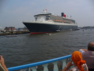 Hamburger Hafen - Verkehr, Wasserfahrzeuge, Passagierschiff, Schiff, Queen Mary 2, Wasser