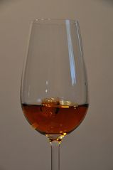 Ein Tropfen fällt - Glas, Tropfen, flüssig, Whisky, Whiskey, Flüssigkeit, Oberflächenspannung, kugelförmig