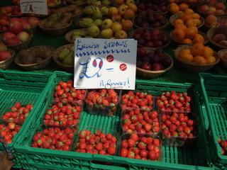 At the market #3 - straws, strawberry, market, fruit, vegetable, market stand, Markt, Verkaufsstand, einkaufen, Obst