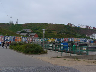 Ankunft im Hafen - Hafen, Helgoland, Hochseeinsel, Katamaranfaehre, Häuser farbenfroh, bunt