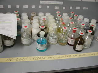 Chemikalienfläschchen - Chemie, Chemikalien, Labor, Flasche, Flaschen, Finger weg