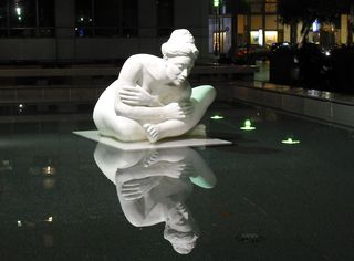Brunnenskulptur - Skulptur, Steinfigur, Plastik, Akt, weiblicher Akt, Spiegelung, Spiegelbild
