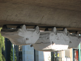 Kunst am Bau: Autos hängen unter einer Brücke - Kunst, Skulptur, Auto